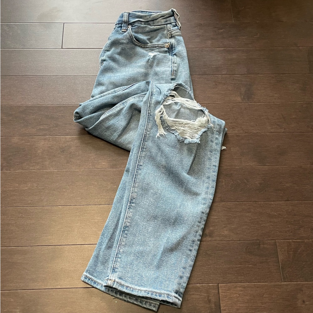 American Eagle Outfitters Light Wash Distressed Curvy Mom Jeans Women’s Size 4